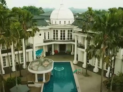 7 Potret Rumah Mewah Monica Soraya dengan Luas Tanah 4500 Meter, Bak Kastil