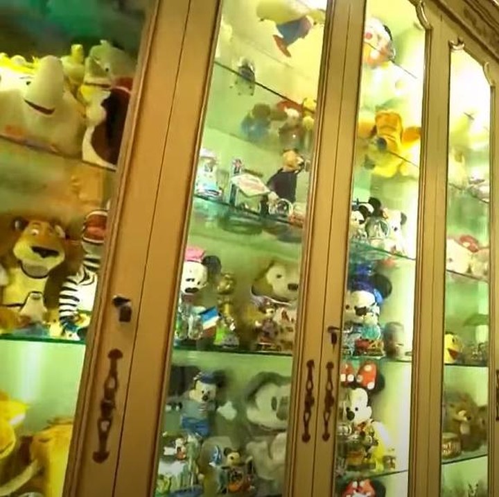 <p>Monica Soraya sendiri diketahui sangat menyukai hal yang berbau Disney. Ia menyiapkan ruangan khusus untuk memajang semua koleksi Disney yang didapatnya saat mengunjungi Disneyland di berbagai negara. (Foto: YouTube/TRANS7 OFFICIAL)</p>