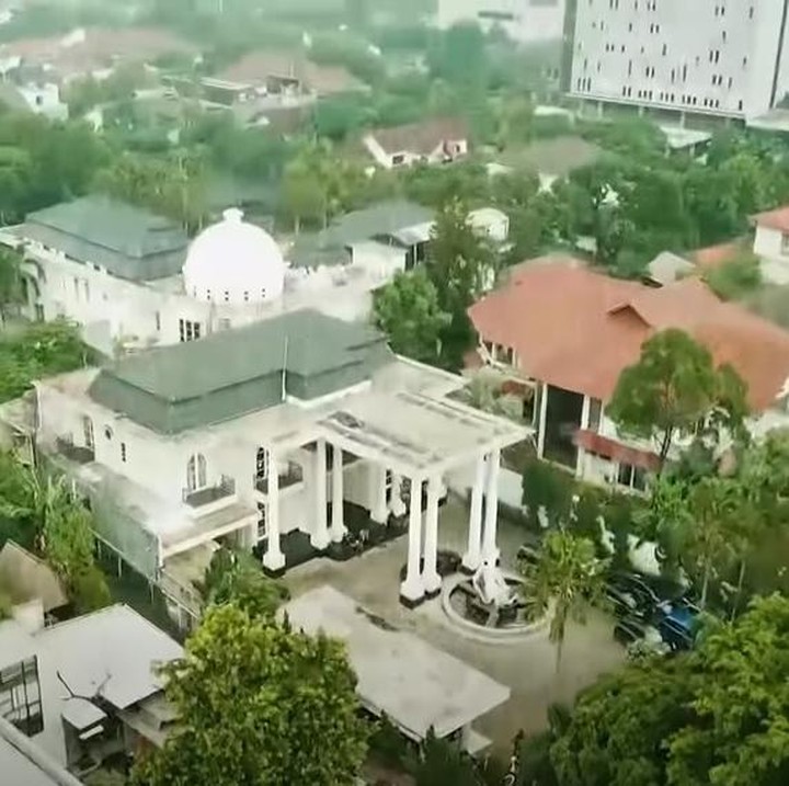 <p>Pengusaha dan aktivis sosial Monica Soraya tinggal dihunian yang mewah, Bunda. Wanita yang dijuluki crazy rich ini tinggal di rumah seluas seluas 4500 meter persegi. (Foto: YouTube/TRANS7OFFICIAL)</p>