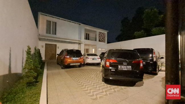 Usai ramai kasus KDRT, rumah Venna Melinda terpantau ramai dikunjungi kerabat pada Sabtu (14/1).