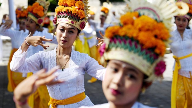 FOTO: Khidmat Umat Hindu Rayakan Hari Kuningan