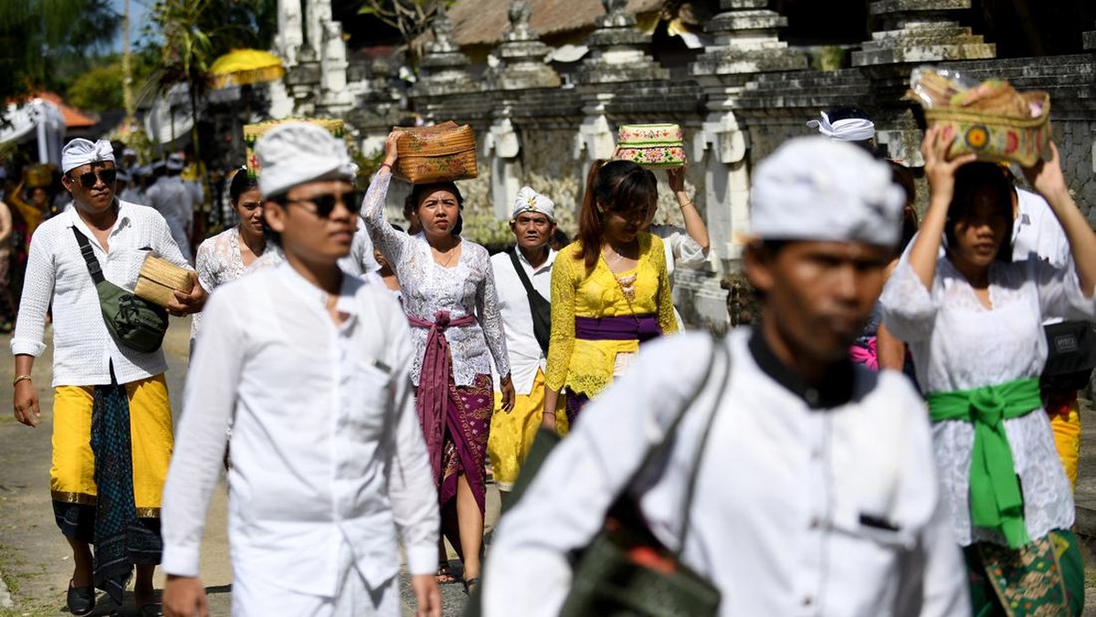 FOTO: Khidmat Umat Hindu Rayakan Hari Kuningan