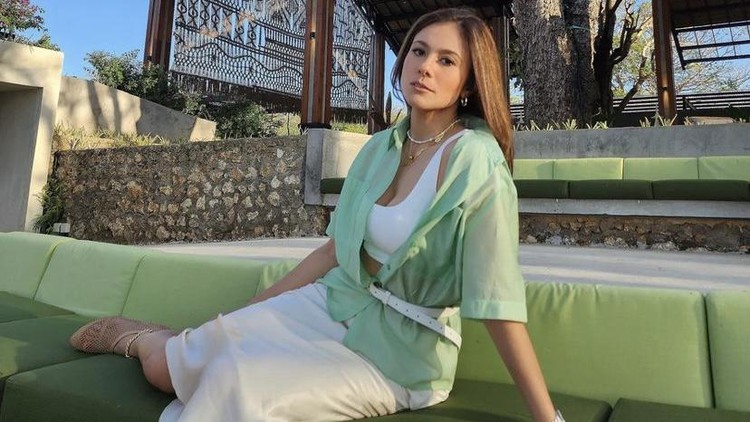 wulan guritno Memiliki body goals dan 'look' awet muda seperti Wulan Guritno menjadi cita-cita banyak wanita. Hal ini membuat warganet penasaran bagaimana cara Wulan menjaga tubuhnya.