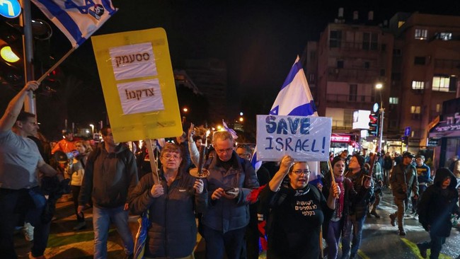 Setidaknya 20 ribu warga Israel turun ke jalan-jalan di Tel Aviv untuk menyuarakan penolakan mereka atas pemerintahan baru di bawah PM Benjamin Netanyahu.
