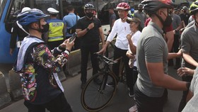 Jokowi Gowes Menuju Acara Keketuaan ASEAN 2023 di Bundaran HI