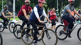 FOTO: Aksi Jokowi Gowes Sepeda Bambu di CFD Bundaran HI