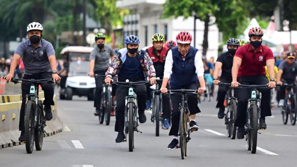 FOTO: Aksi Jokowi Gowes Sepeda Bambu di CFD Bundaran HI