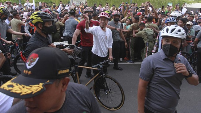 FOTO: Aksi Jokowi Gowes Sepeda Bambu di CFD Bundaran HI
