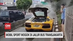 VIDEO: Mobil Sport Mogok di Jalur Transjakarta