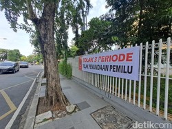Spanduk Tolak Perpanjangan Jabatan Presiden Terpampang di Musra XIII Jatim