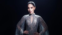 <p>Gaun ini disebut terbuat dari kain mewah yang dihias dengan mutiara. Ketika terkena pancaran cahaya, gaun ini pun akan terlihat berkilau dan anggun seperti air terjun. (Foto: Instagram: @laksmideneefe)</p>