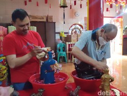 Patung Dewa di Kelenteng Hok Tek Bio Ciamis Dimandikan Jelang Imlek