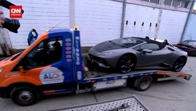 VIDEO: Mobil Mewah Andrew Tate Disita Imbas Kasus Perdagangan Manusia