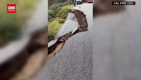 VIDEO: Detik-detik Tanah Longsor Sebabkan Jalan Rusak di California