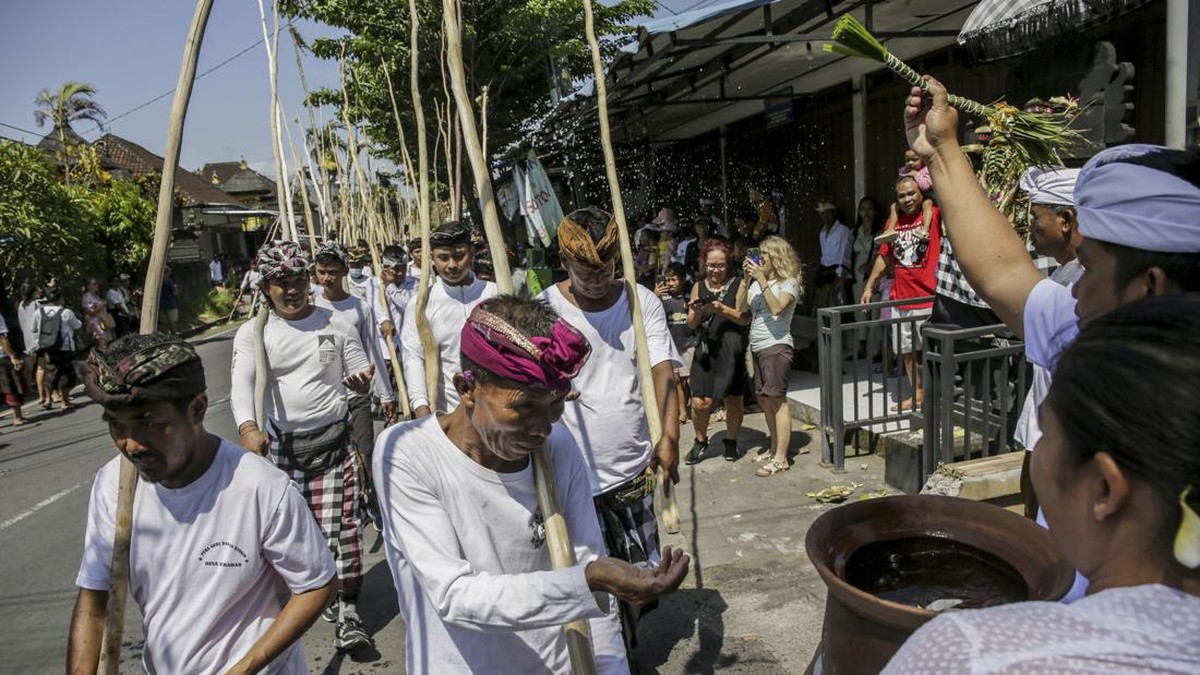 FOTO: Melihat Perayaan Tradisi Penolak Bala Mekotek di Bali
