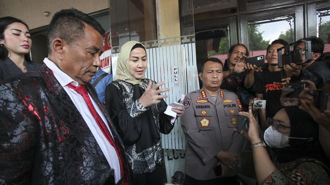 Hotman Paris mengatakan Venna Melinda tak khawatir pembagian gana-gini saat berencana gugat cerai Ferry Irawan. 