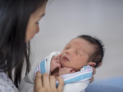 Ketahui Waktu Ideal untuk Menjenguk Bayi Baru Lahir