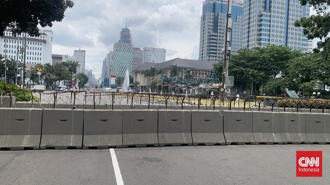 Polisi melakukan rekayasa lalu lintas di Jalan Medan Merdeka Barat, Jakarta Pusat, imbas unjuk rasa dari massa pendukung Lukas Enembe.