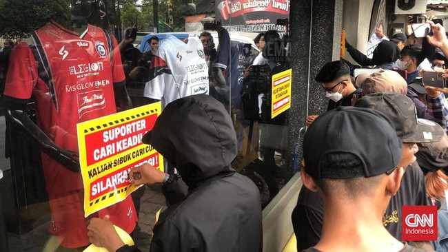 Manajemen Arema memberikan tanggapan terkait Kandang Singa atau Kantor Arema yang dirusak massa usai bentrokan terjadi saat demo pada Minggu (29/1).