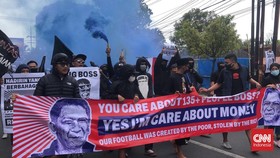 3 Orang Terluka Buntut Demo Ricuh Aremania di Kantor Arema FC