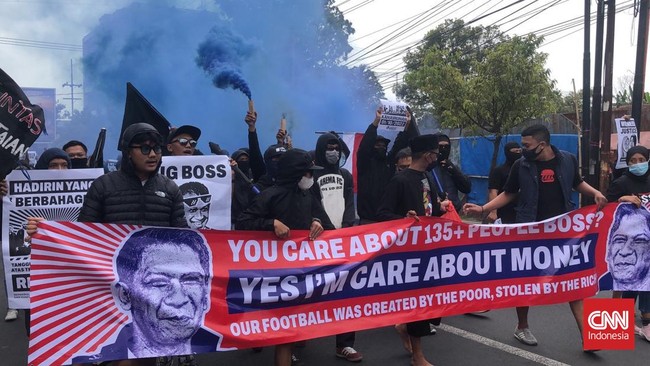 3 Orang Terluka Buntut Demo Ricuh Aremania di Kantor Arema FC Sebanyak tiga orang mengalami luka-luka akibat peristiwa kericuhan yang terjadi saat unjuk rasa Aremania di Kantor Arema FC, Minggu (29/1).