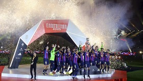 FOTO: Pesta Barcelona Usai Bungkam Madrid di Piala Super Spanyol