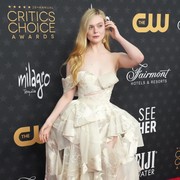 Tampil Stunning dengan Pakaian Putih ala Elle Fanning