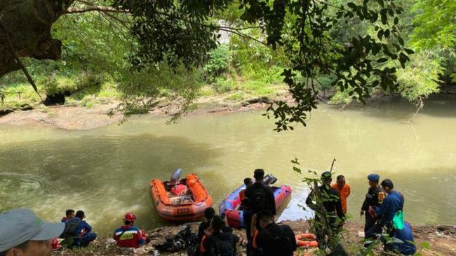 Pencarian jasad dua anak panti asuhan hanyut di Kali Ciliwung, Jagakarsa, Jakarta Selatan belum membuahkan hasil, sehingga akan dilanjutkan pada Selasa (17/1).