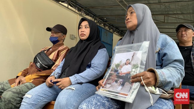 Empat orang keluarga korban Tragedi Kanjuruhan sempat dihalangi masuk ruang sidang oleh petugas. Mereka disuruh duduk di tenda sebelum akhirnya diizinkan masuk.