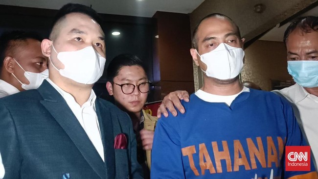 Ferry Irawan disebut mengeluhkan asam lambung semenjak ditahan pihak kepolisian pada 16 Januari 2023.