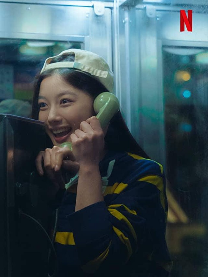 Film 20th Century Girl menunjukkan gaya retro yang tomboy dari Na Bo Ra. Ia sering mengenakan baju yang longgar khas era 90-an dengan topi yang digunakan terbalik./ Foto: metro.style