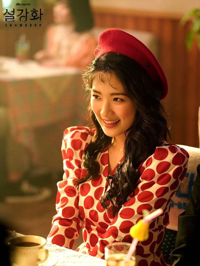 Gaya nyentrik Kye Boon Ok ketika kencan buta dalam drama Snowdrop sangat terlihat ikonik. Ia mengenakan dress polkadot dengan topi beret berwarna senada, yang dipadukan dengan gaya rambut keriting serta poni depan yang khas./ Foto: metro.style