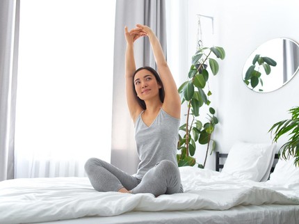 5 Gerakan Olahraga untuk Bikin Perut Rata, Mudah Dilakukan di Tempat Tidur