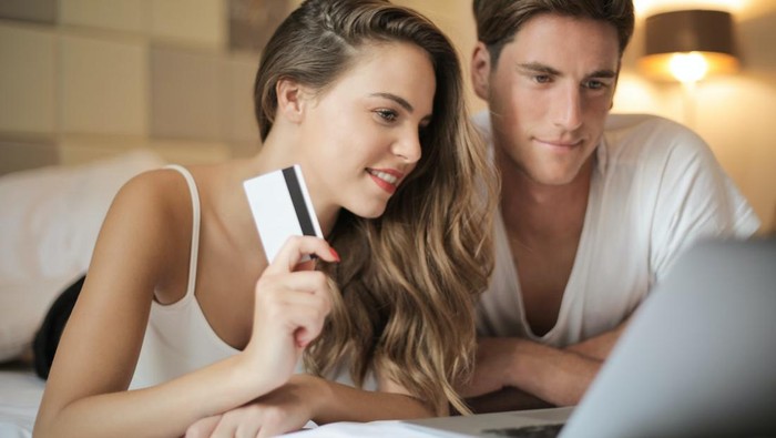 Ilustrasi pasangan suami istri mengontrol keuangan bersama/Foto: Pexels/Andrea Piacquadio