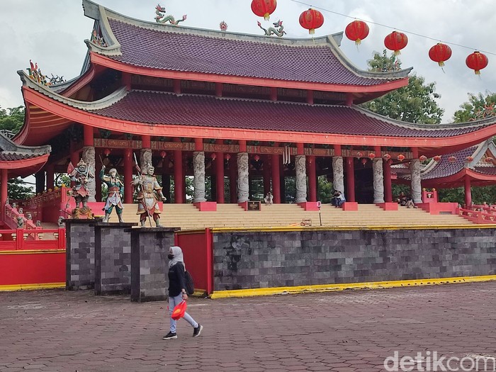 Klenteng Sam Poo Kong Semarang bersiap untuk merayakan Imlek, Senin (16/1/2023).