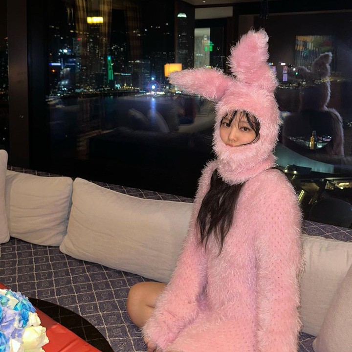 <p>Jennie kemudian mengucapkan terima kasih pada semua orang yang telah memberikan perhatian di hari ulang tahunnya. "<em>Thank you for all the blinks who already congratulated me</em> (terima kasih kepada Blink yang memberikan ucapan ulang tahun padaku," tulisnya melalui akun @jennierubyjane. (Foto: Instagram @jennierubyjane)<br /><br /><br /></p>