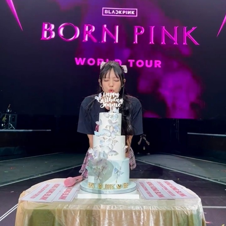 <p>Kemeriahan perayaan tersebut juga dibagikan oleh anggota BLACKPINK dan BLINK yang hadir di venue konser. Di atas panggung, wanita dengan nama lengkap Kim Jennie ini meniup lilin sambil berterima kasih pada semua yang memberikannya kejutan. (Foto: Instagram @jennierubyjane)<br /><br /><br /></p>
