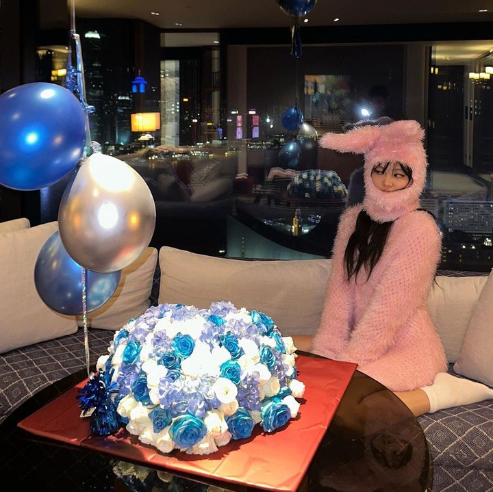<p>Selain itu Jennie juga membagikan potret perayaan ulang tahunnya di media sosial Instagram. Dalam unggahan tersebut, ia memakai kostum kelinci warna merah muda dan mendapat balon serta buket mawar biru-putih favorit seperti tahun-tahun sebelumnya. (Foto: Instagram @jennierubyjane) <br /><br /><br /></p>