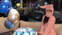<p>Selain itu Jennie juga membagikan potret perayaan ulang tahunnya di media sosial Instagram. Dalam unggahan tersebut, ia memakai kostum kelinci warna merah muda dan mendapat balon serta buket mawar biru-putih favorit seperti tahun-tahun sebelumnya. (Foto: Instagram @jennierubyjane) <br /><br /><br /></p>