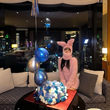 Gemash! 7 Potret Jennie BLACKPINK Rayakan Ultah ke-27 Pakai Kostum Kelinci