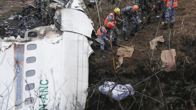 Kopilot Yeti Airlines, Anju Khatiwada, tewas dalam kecelakaan pesawat di Pokhara, Nepal, 16 tahun setelah kepergian suami yang juga pilot akibat insiden serupa.