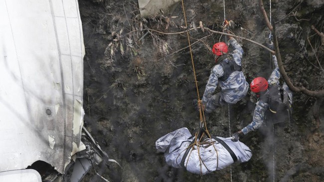 Kecelakaan pesawat Yeti Airlines Nepal menyisakan kisah tragis bagi keluarga dan kerabat korban, termasuk kopilot pesawat tersebut yang tewas.