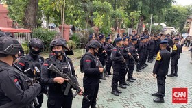 Polisi Berjaga Jelang Sidang Kanjuruhan, Bawa Gas Air Mata-Senapan