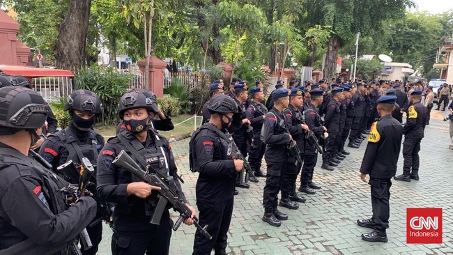 Ratusan personel polisi telah bersiaga di PN Surabaya, jelang sidang perdana kasus tragedi Kanjuruhan, Senin (16/1) pagi.