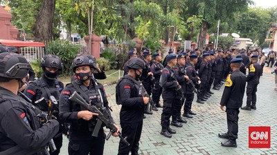 Polisi Berjaga Jelang Sidang Kanjuruhan, Bawa Gas Air Mata-Senapan