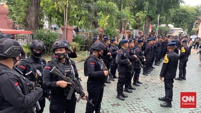 img-title Polisi Berjaga Jelang Sidang Kanjuruhan, Bawa Gas Air Mata-Senapan