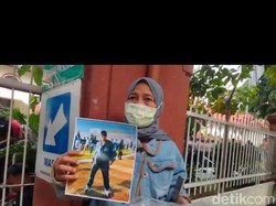 Ibu Korban Tragedi Kanjuruhan Naik Motor dari Pasuruan Ingin Kawal Sidang