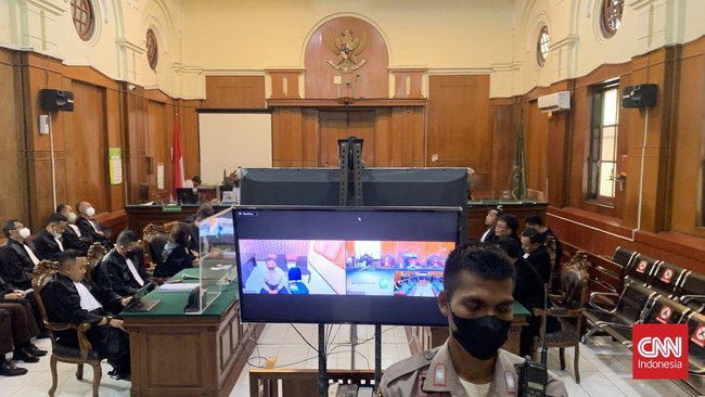 Sidang perdana lima tersangka tragedi Kanjuruhan digelar di PN Surabaya pada hari ini, Senin (16/1). Berikut poin-poin dalam dakwaan sidang tersebut.