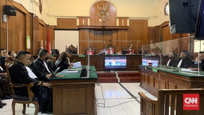 Dua dari lima terdakwa Tragedi Kanjuruhan yakni Panpel Arema FC Abdul Haris dan Security Officer Suko Sutrisno meminta dihadirkan di sidang secara offline.