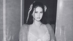 Lana Del Rey Cemburuan dengan Mantan Tunangan Suaminya